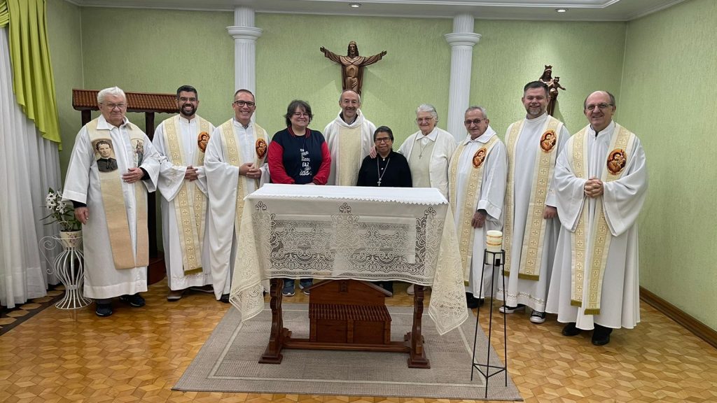 Comunidade da Casa Inspetorial Porto Alegre comemora os 207 anos de nascimento de Dom Bosco com Filhas de Maria Auxiliadora e Salesianos