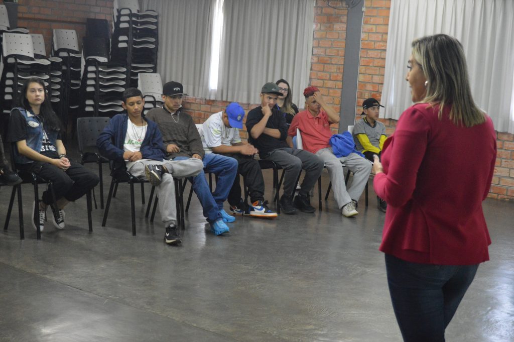 Psicóloga visita Instituto Assistencial Dom Bosco para conversa com os adolescentes
