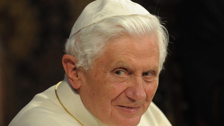 Morre o Papa Bento XVI