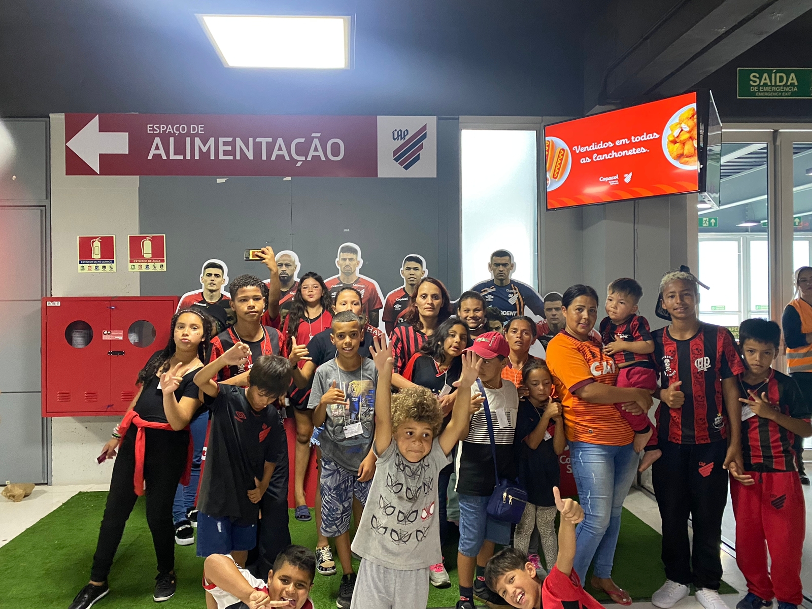 Instituto Salesiano de Curitiba leva educandos e famílias para assistir jogo do Athletico na Arena da Baixada