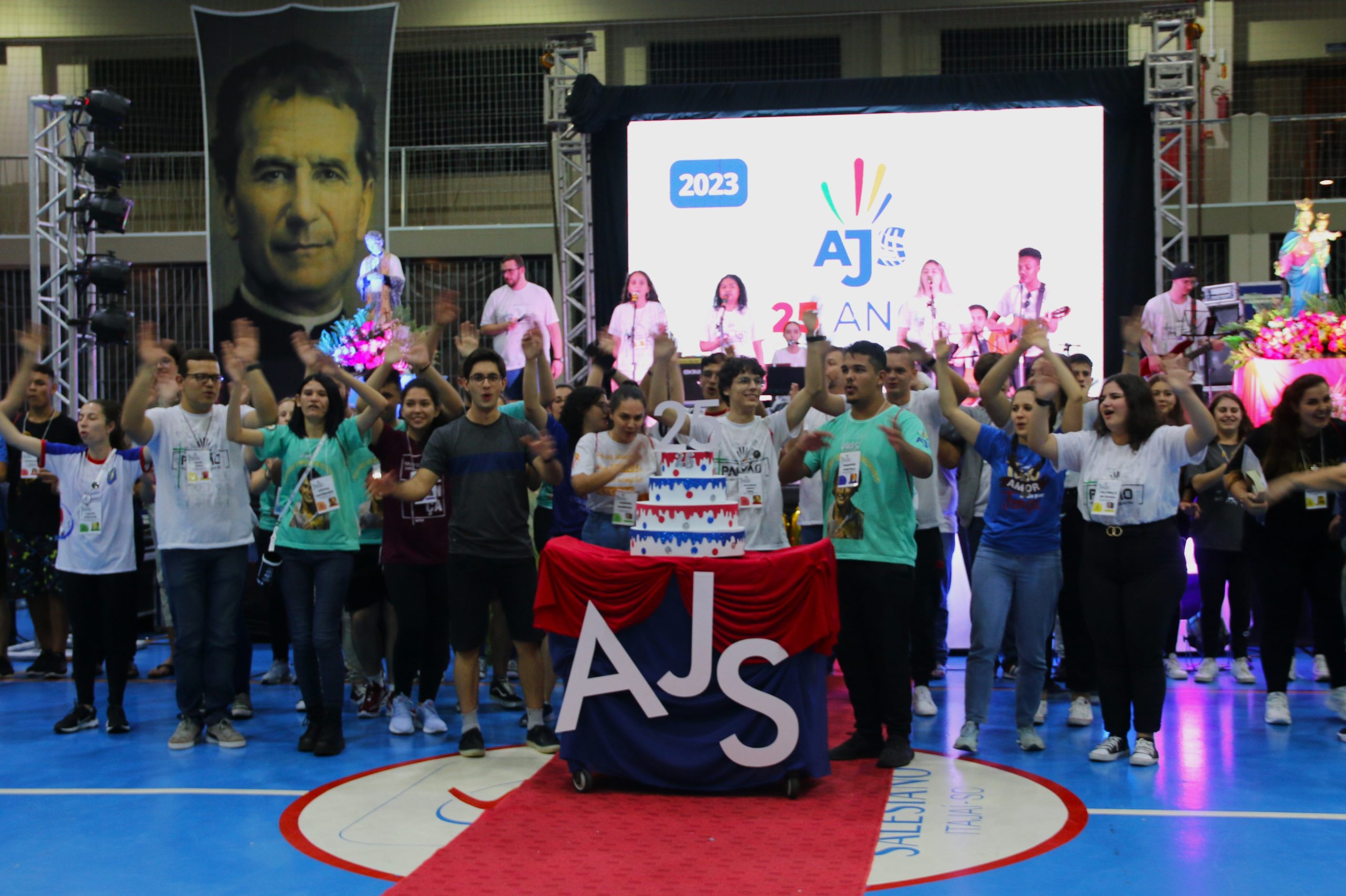 Sul do Brasil festeja 25 anos da AJS com mais 300 jovens em Congresso