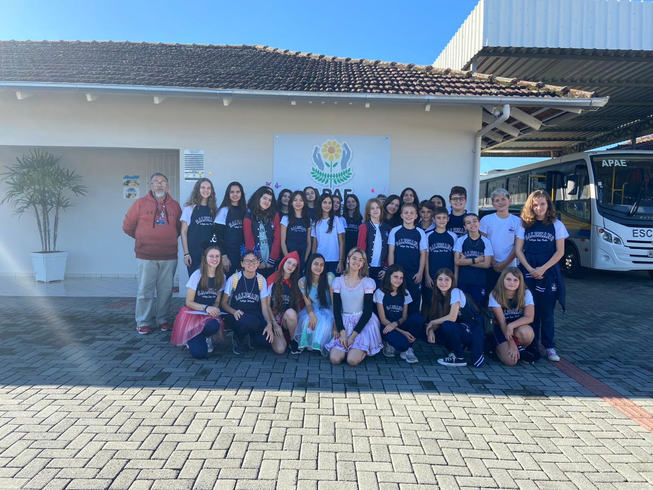 Estudantes da AJS do Colégio Salesiano São Paulo visitam a APAE
