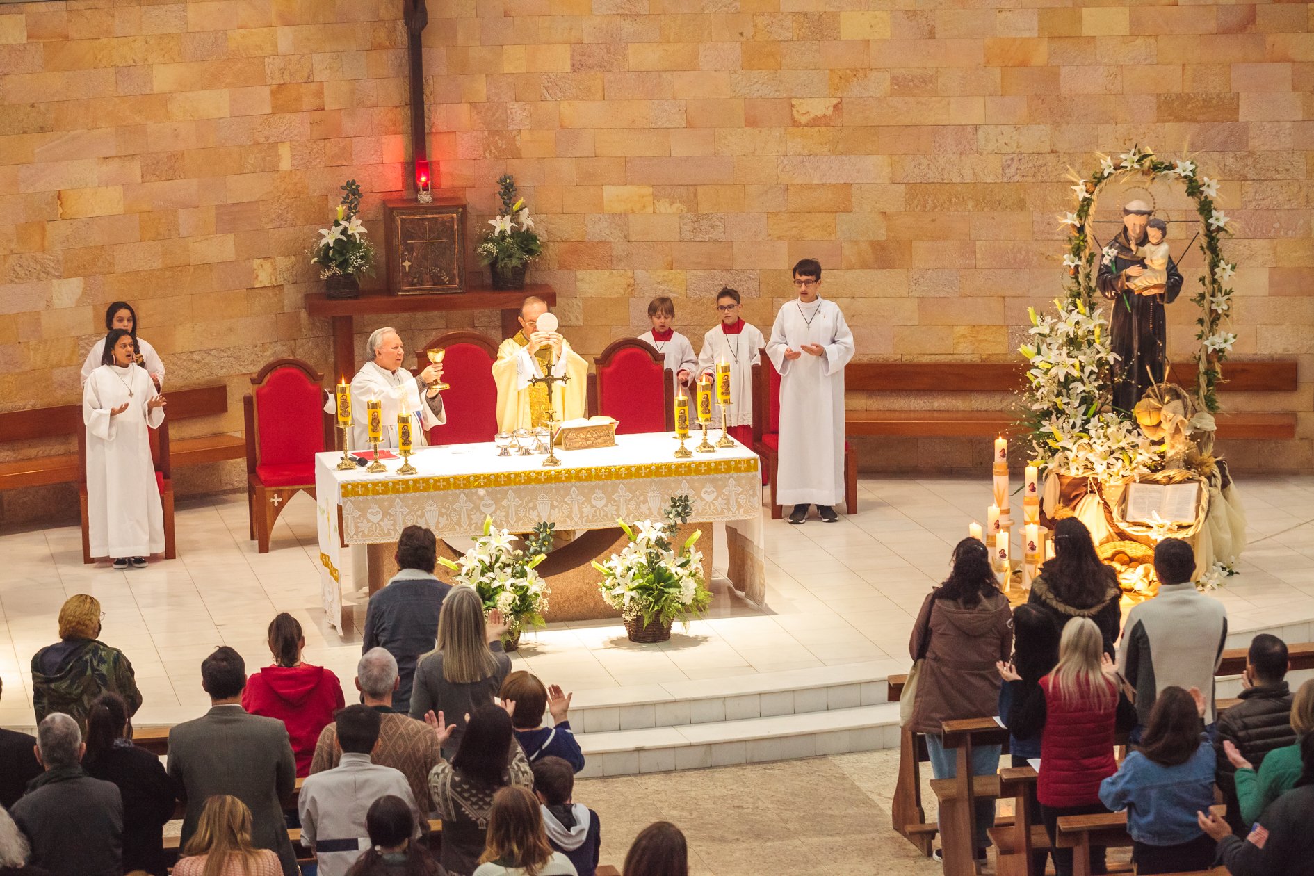 Paróquia: Comunidade de fé, acolhida e vivência dos sacramentos