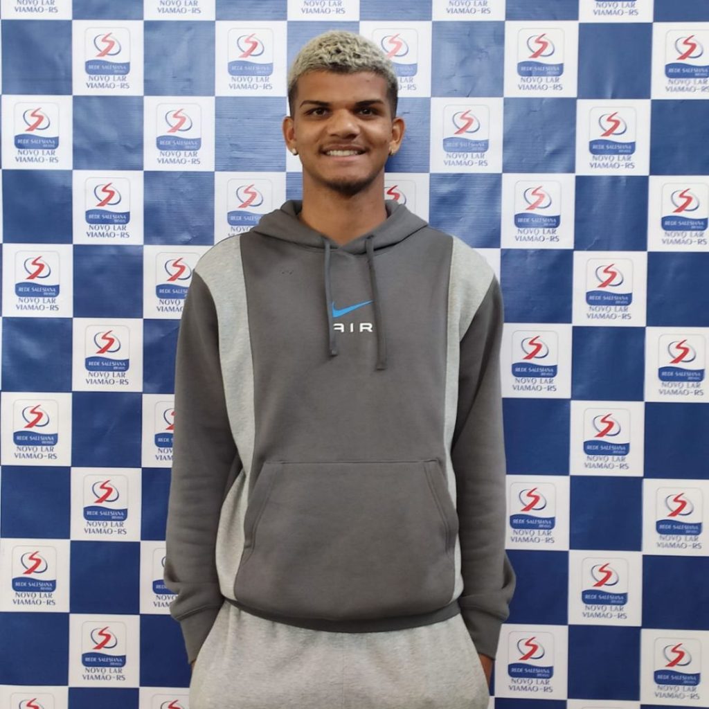 Jogador de Futebol Mateus Sarará visita o Novo Lar