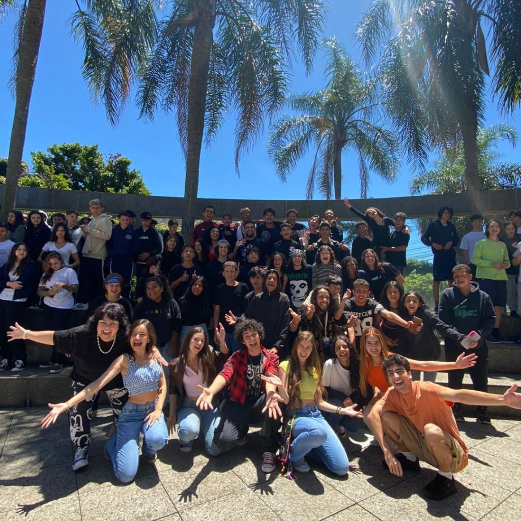 Emoção e inspiração no Teatro: Jovens do Novo Lar assistem ao espetáculo Adolescer no Teatro CIEE Banrisul