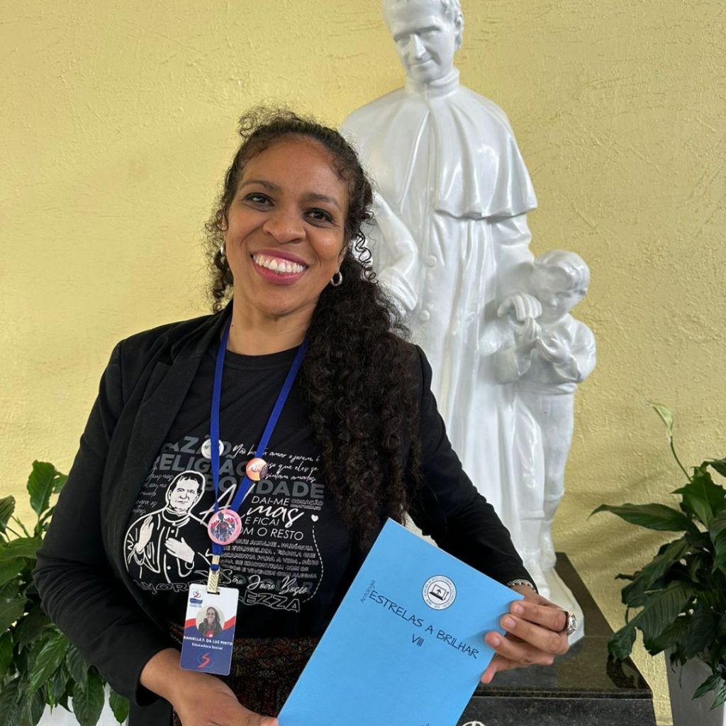 Novo Lar parabeniza educadora Danielle Freitas da Luz Pinto pela participação na antologia Estrelas a Brilhar VIII na Feira do Livro de Porto Alegre