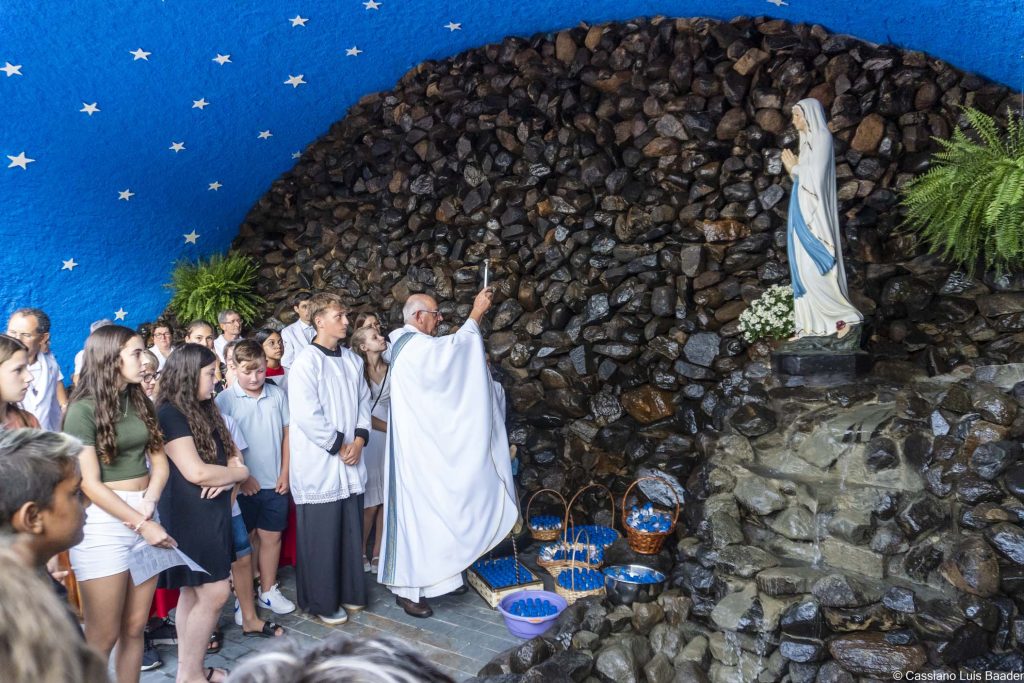 Reinauguração da gruta da matriz Sagrado Coração de Jesus: Um Momento de Fé e Renovação