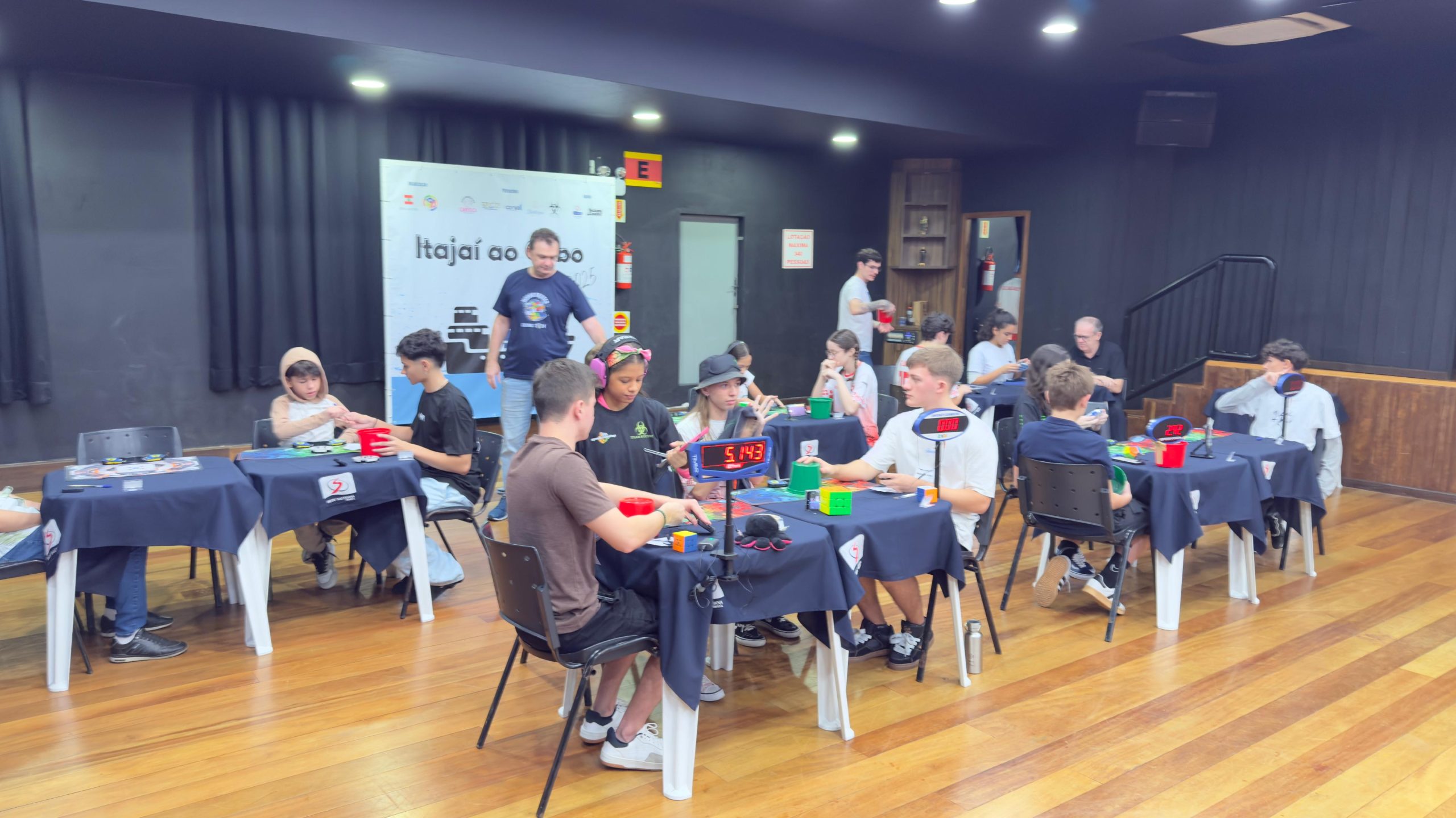 Colégio Salesiano Itajaí sediou o 3º Itajaí ao Cubo, competição oficial da World Cube Association