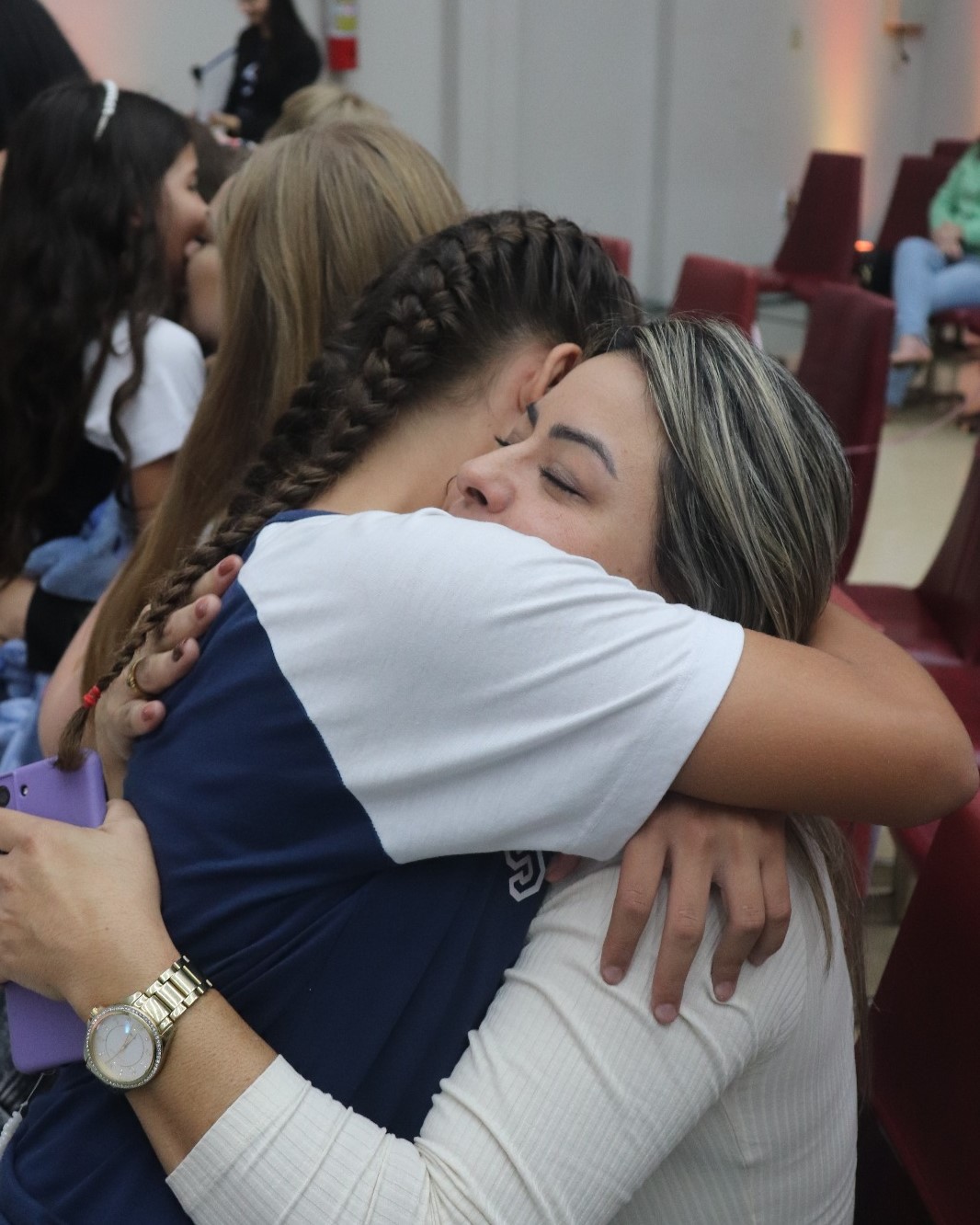 Entre orações, arte e afeto: colégio realiza homenagens emocionantes para o Dia das Mães