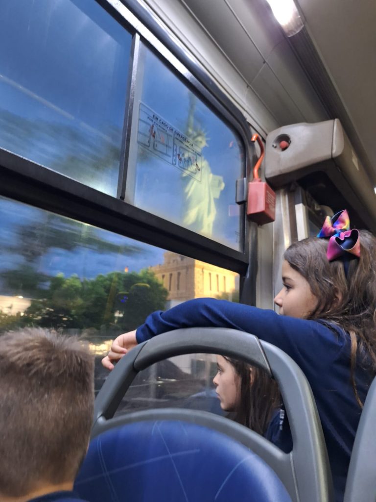 Alunos do 2º ano do Colégio Dom Bosco vivenciam o inglês em tour educativo por Santa Rosa (RS)