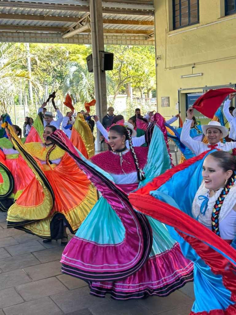 Novo Lar recebe Ballet Folclórico Mi Linda da Costa Rica em intercâmbio cultural inesquecível