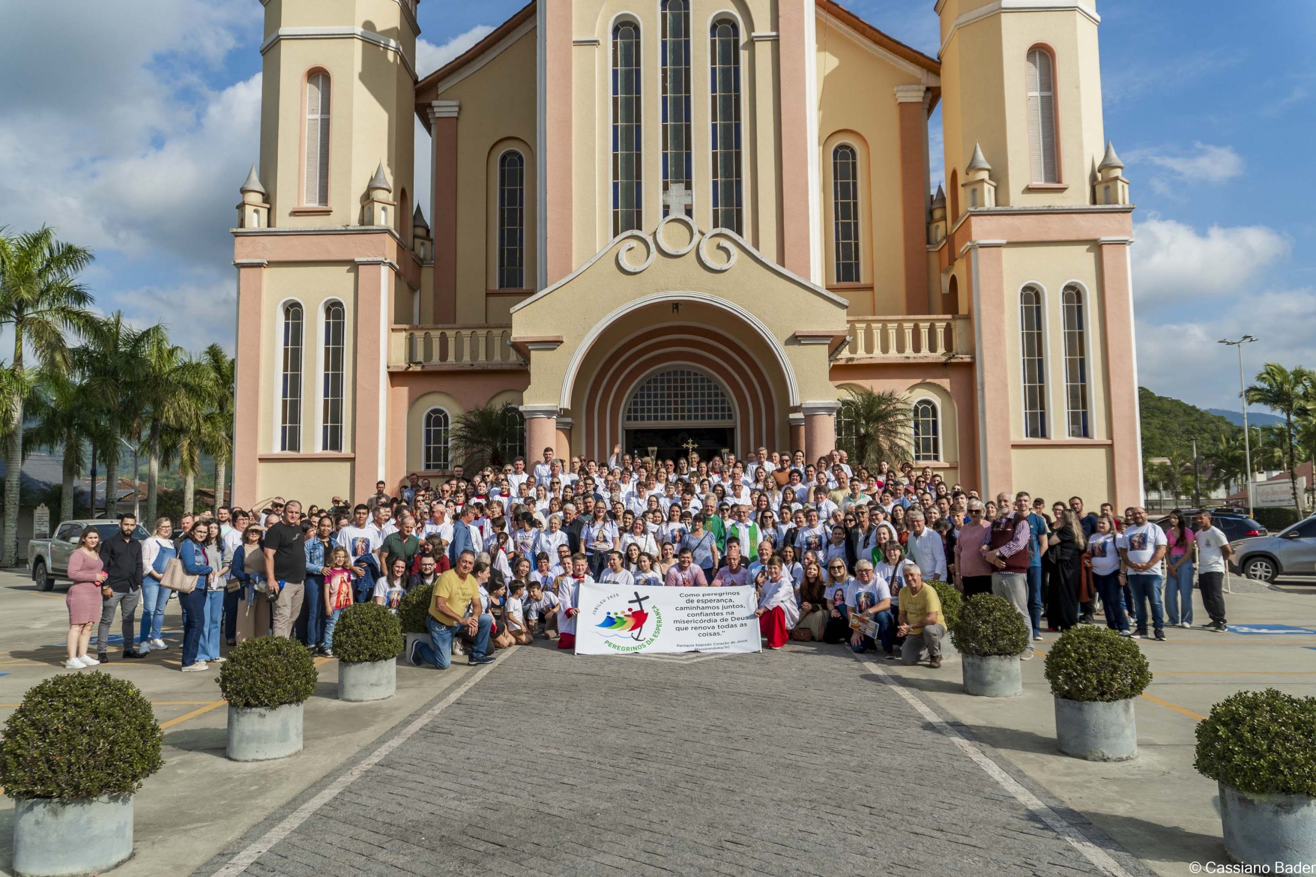 Fiéis de Massaranduba peregrinam à Porta Santa em Nereu Ramos, Jaraguá do Sul