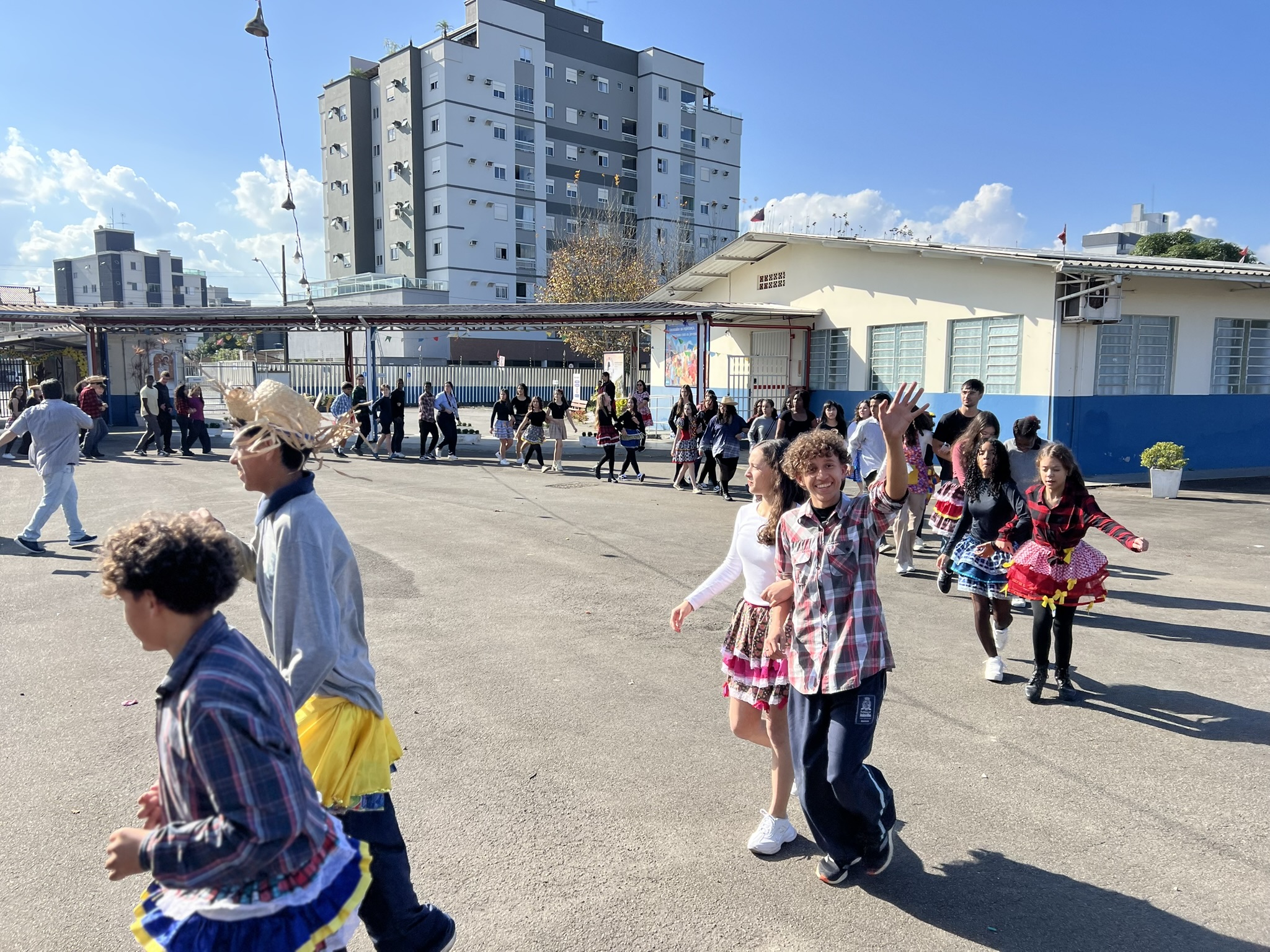 Arraiá do Dom Bosco encerra semestre com alegria, tradição e muito sabor