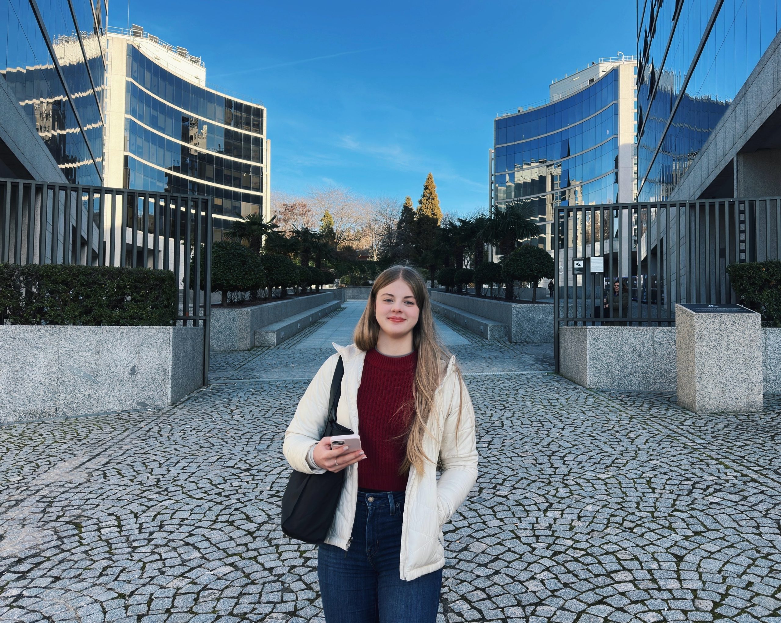 Sofia Ames é aprovada em duas universidades internacionais na Espanha