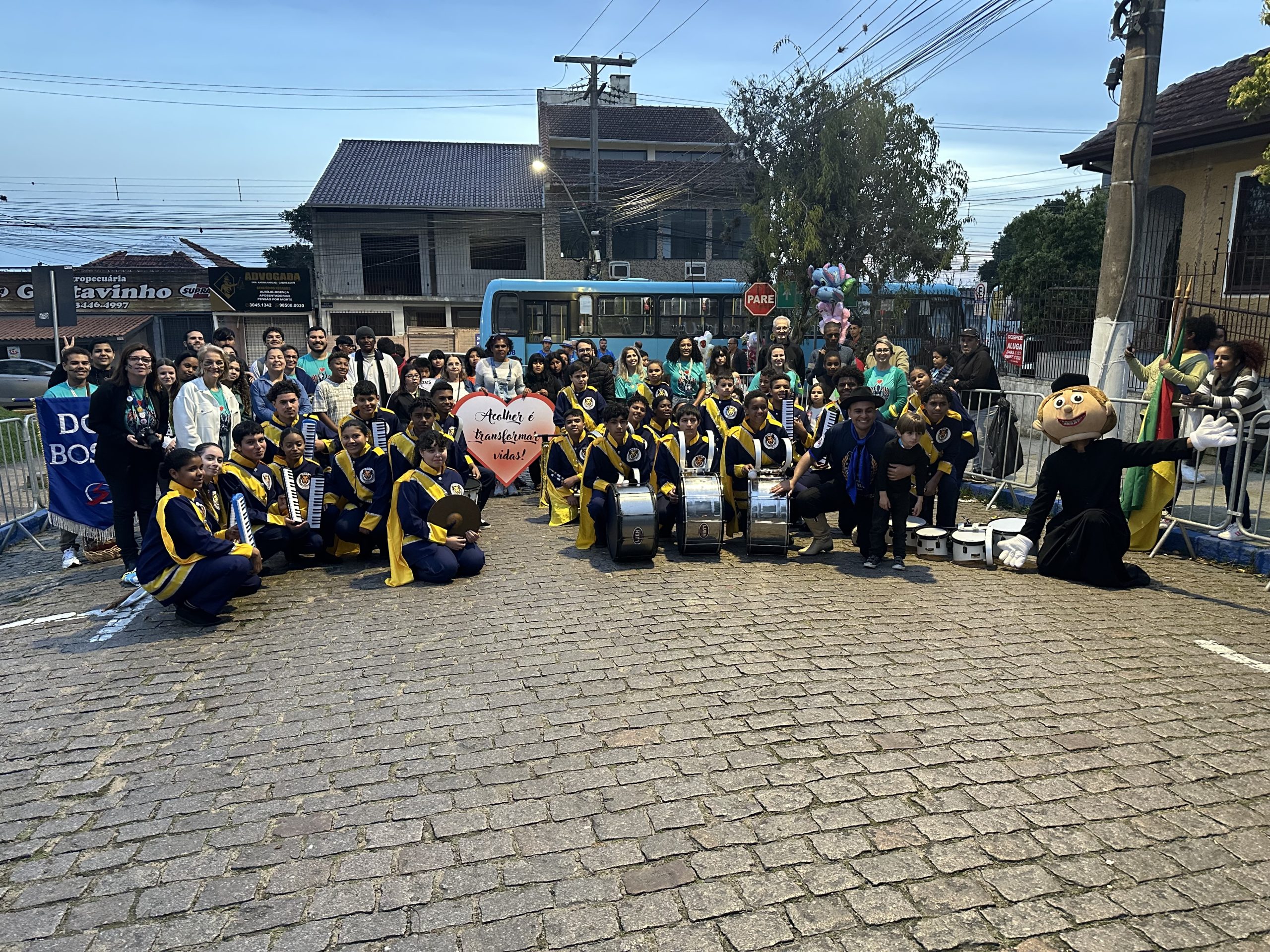 Tradições que educam, culturas que transformam: Novo Lar participa do Desfile Cívico 2025 em Viamão