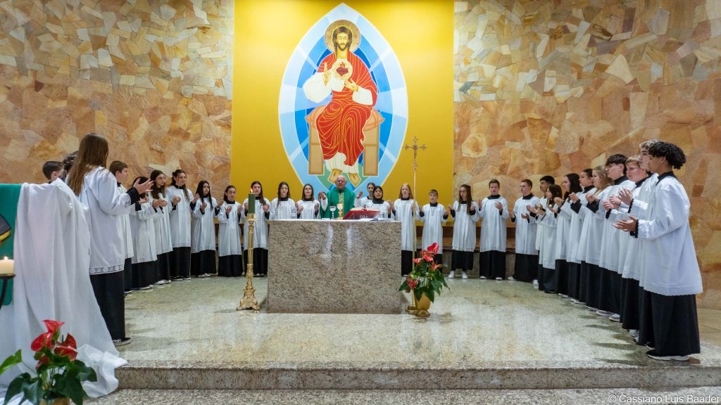 Investidura de 29 novos Acólitos na Comunidade Paroquial Sagrado Coração de Jesus