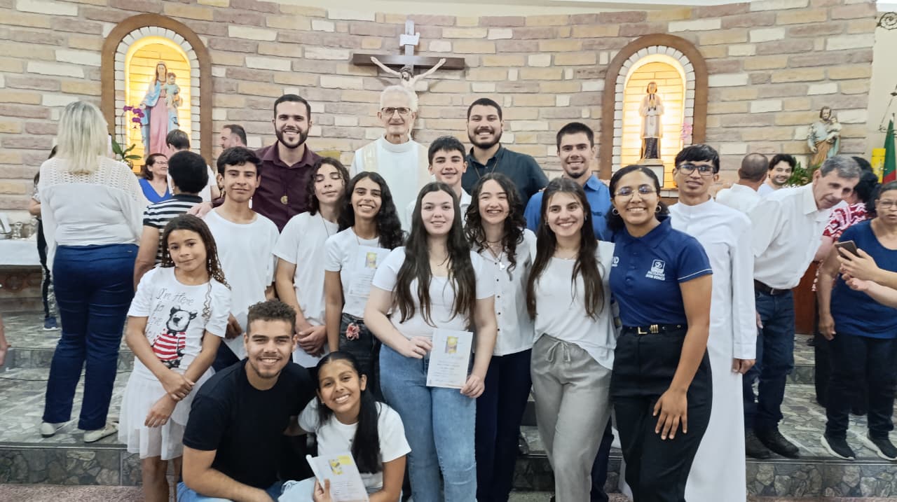 Jovens da Catequese do Novo Lar vivem com emoção os Sacramentos do Batismo e da Primeira Eucaristia