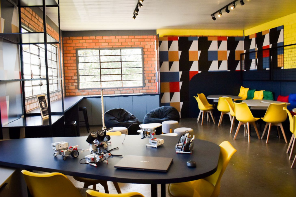 Espaço Maker: como o ambiente estimula a aprendizagem criativa