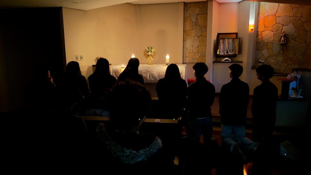 Jovens da Paróquia Nossa Senhora Auxiliadora se encontram para Adorar o Senhor