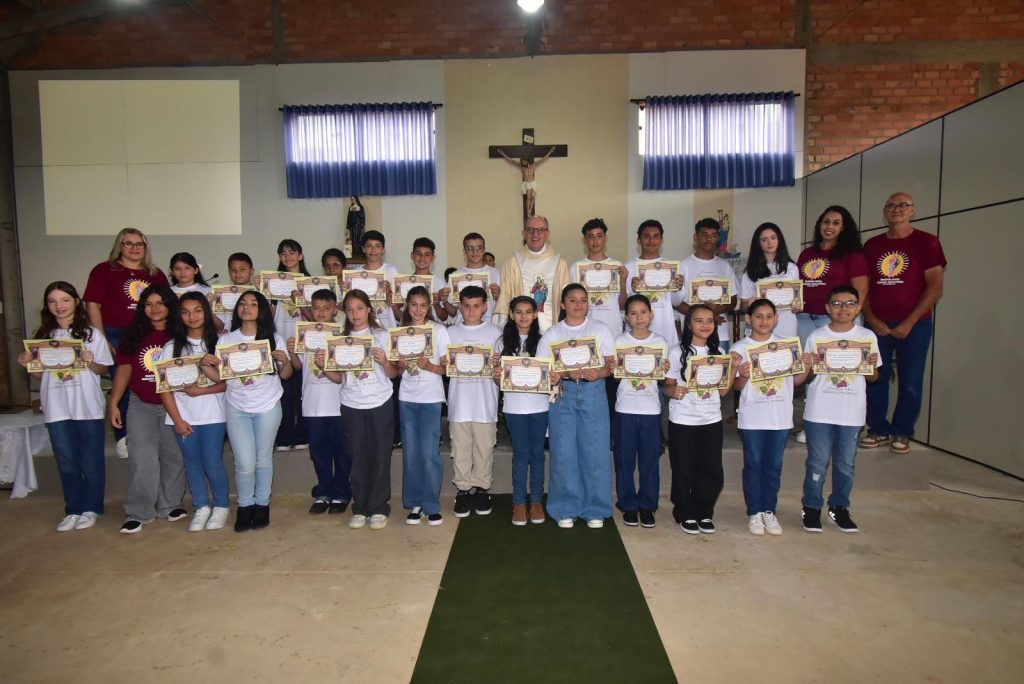 Crianças da Paróquia Nossa Senhora Auxiliadora são alimentadas com a Sagrada Eucaristia
