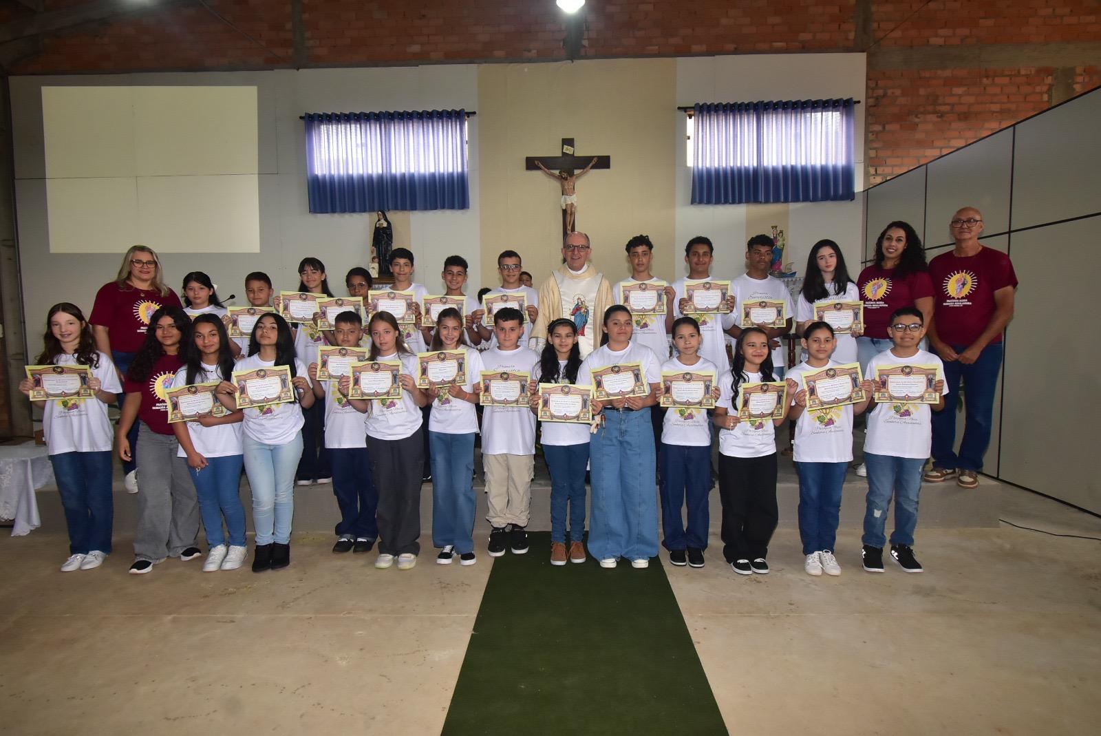 Crianças da Paróquia Nossa Senhora Auxiliadora são alimentadas com a Sagrada Eucaristia