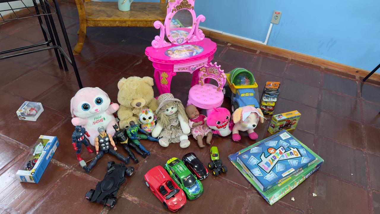 Crianças da Catequese ofertam brinquedos e guloseimas para ajudar crianças carentes