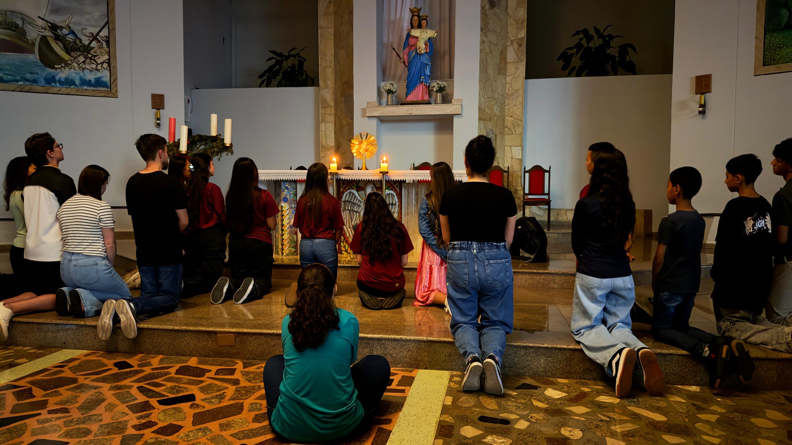 Jovens da Paróquia Nossa Senhora Auxiliadora se encontram para momento de Adoração