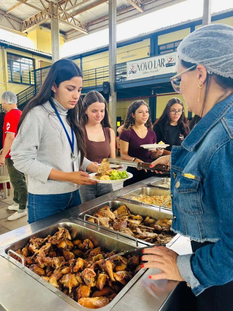 Espírito salesiano marca almoço natalino no Novo Lar