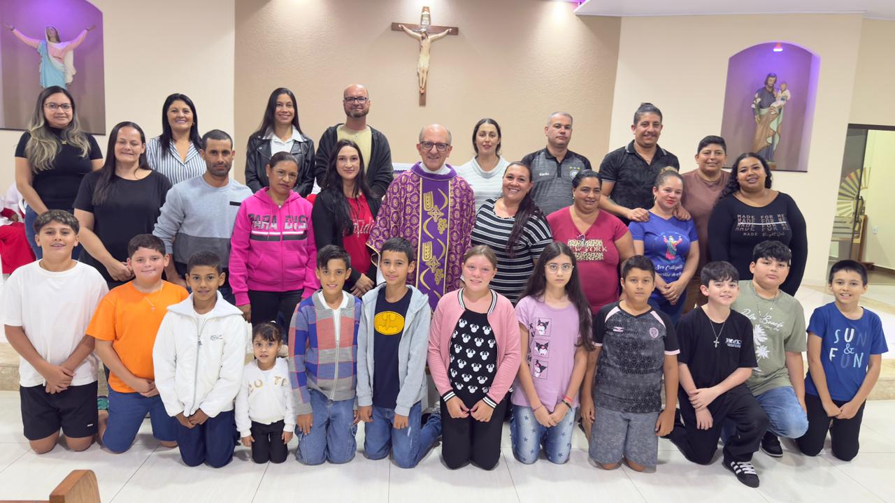 Catequistas da Comunidade Nossa Senhora da Glória acolhem pais para o início da Catequese 2026