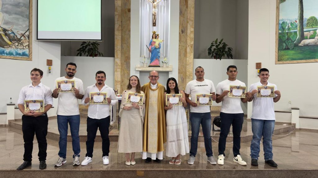 Paróquia Nossa Senhora Auxiliadora realiza Batismo de oito jovens em Ponta Grossa