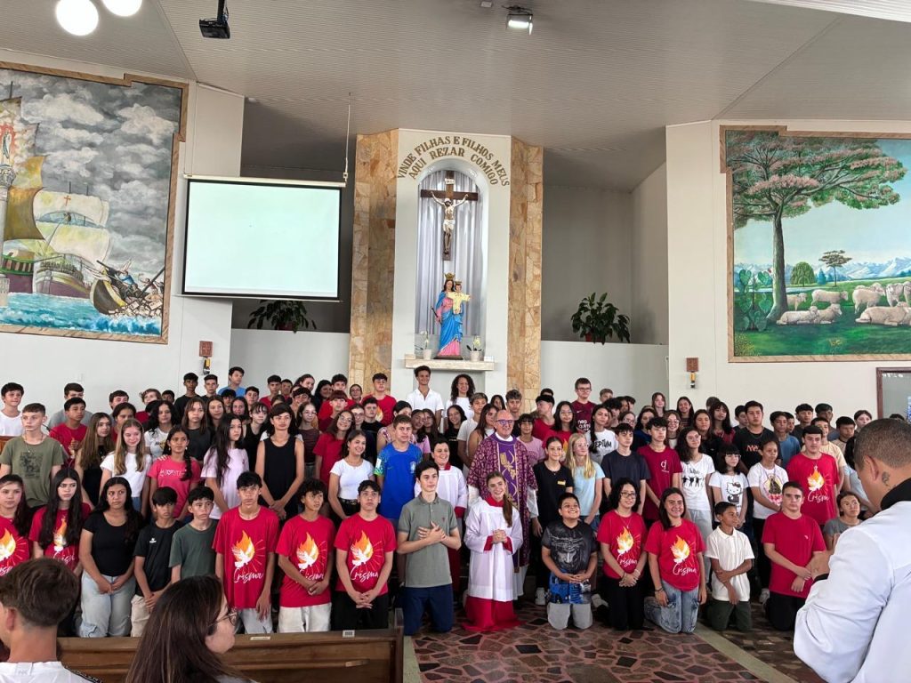 Entre oração e caminhada: crismandos do Centenário vivem peregrinação penitencial até a Paróquia Auxiliadora