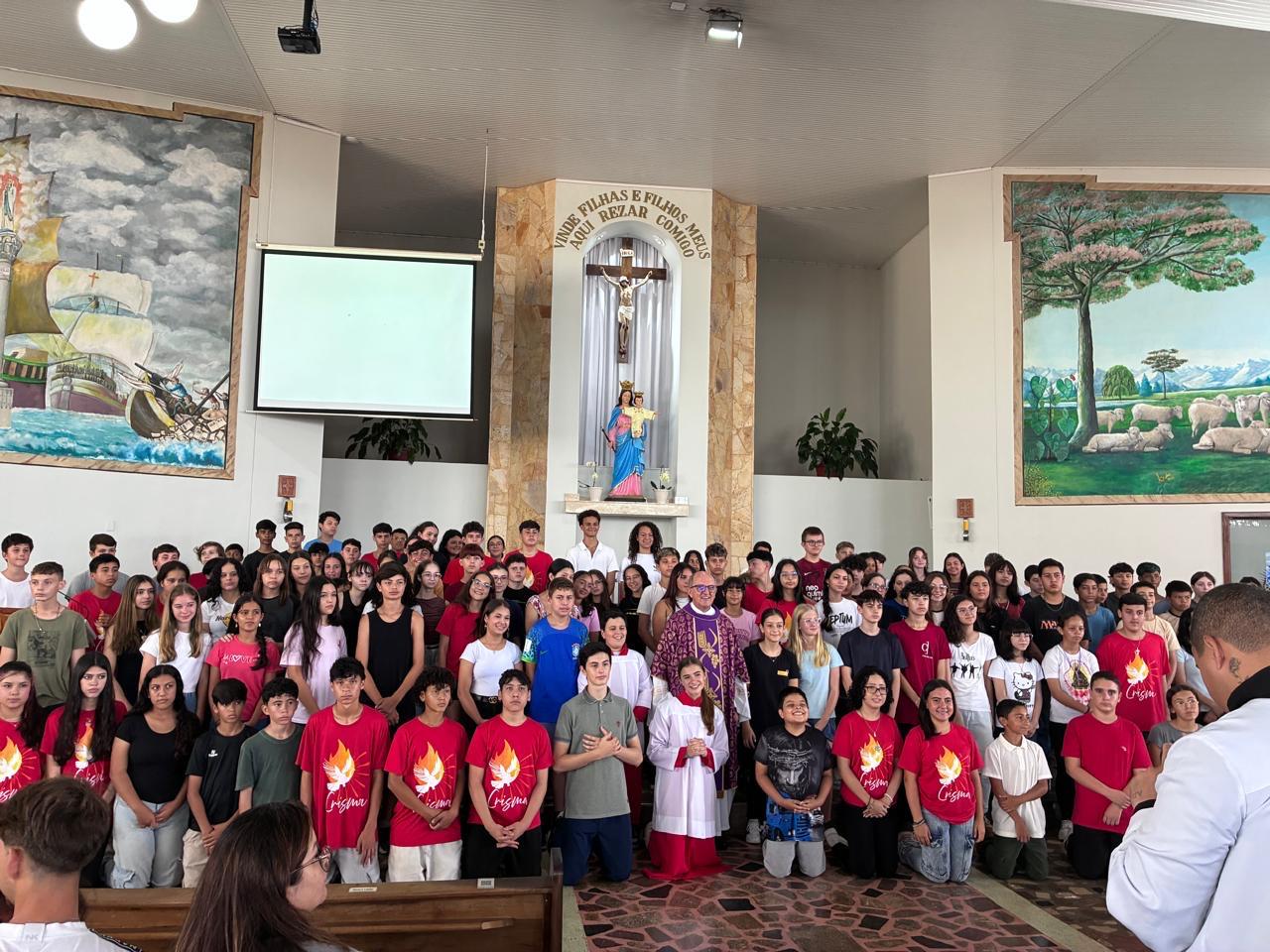 Entre oração e caminhada: crismandos do Centenário vivem peregrinação penitencial até a Paróquia Auxiliadora