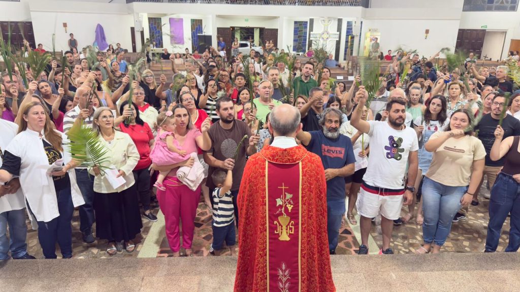 Comunidades da Paróquia Nossa Senhora Auxiliadora abrem Semana Santa com Domingo de Ramos da Paixão do Senhor