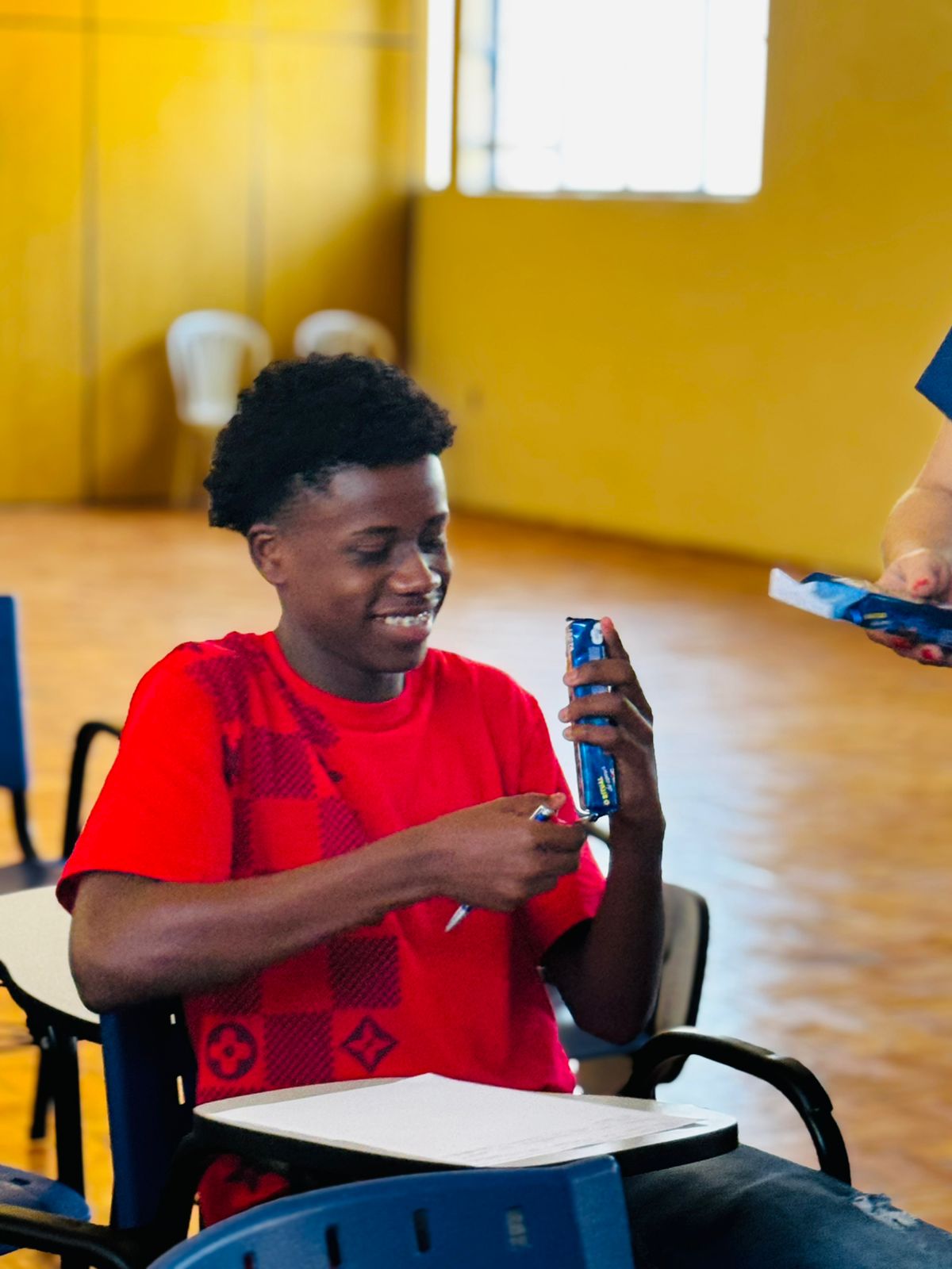 Campanha Páscoa Feliz inicia distribuição de caixas de BIS para educandos