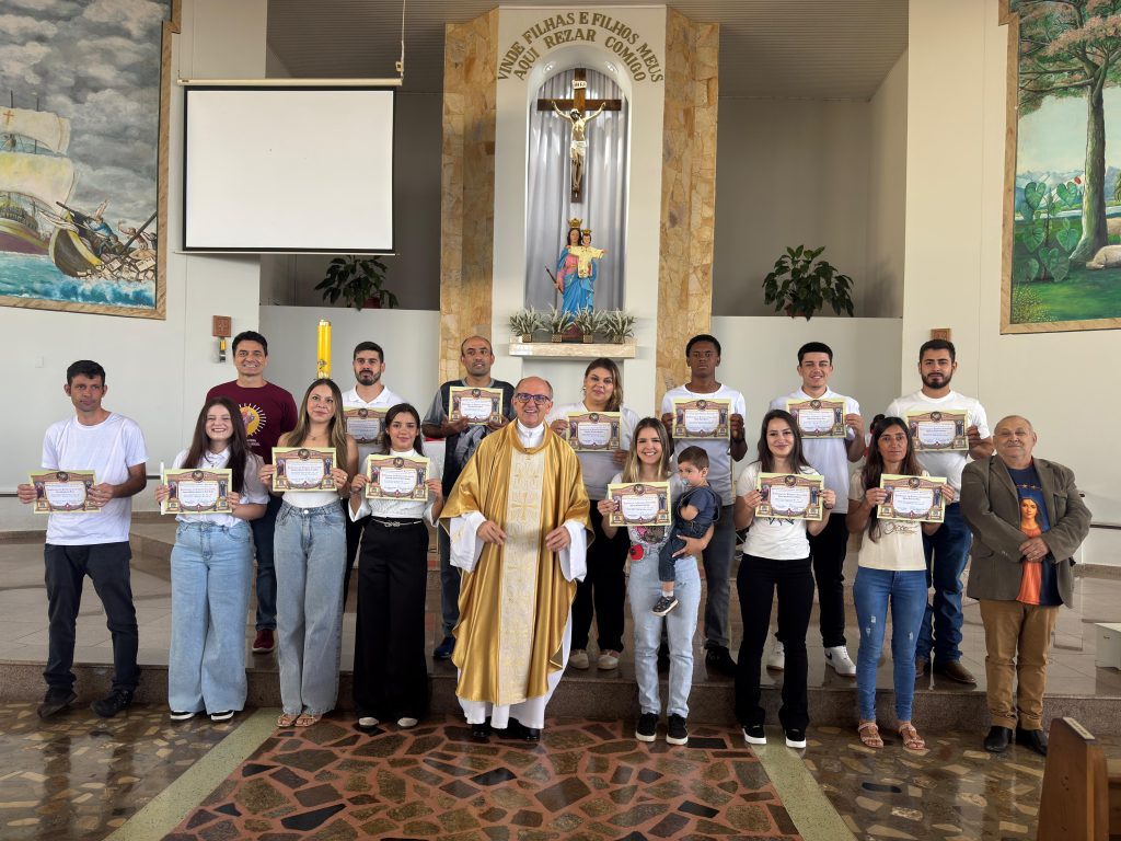 Matriz Auxiliadora acolhe 13 jovens para a Primeira Comunhão