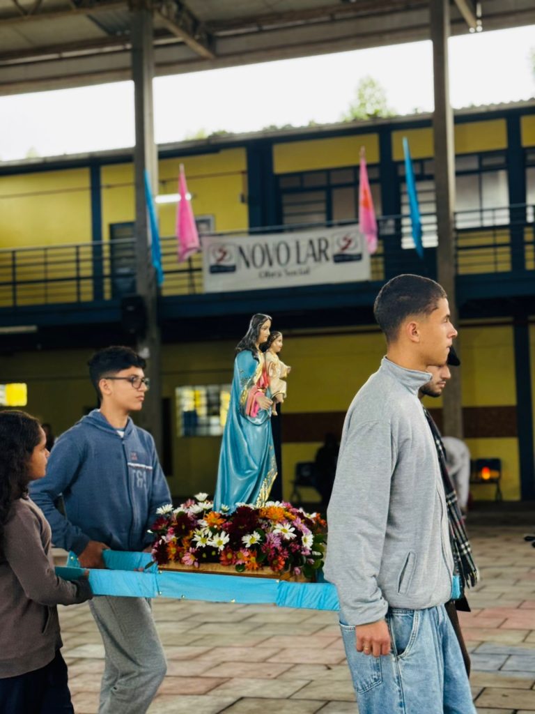 Hoje, dia 27 de maio, o Novo Lar realizou a celebração e coroação de Nossa Senhora Auxiliadora, proporcionando a todos os educandos e educadores um momento muito especial de fé, união e fraternidade.