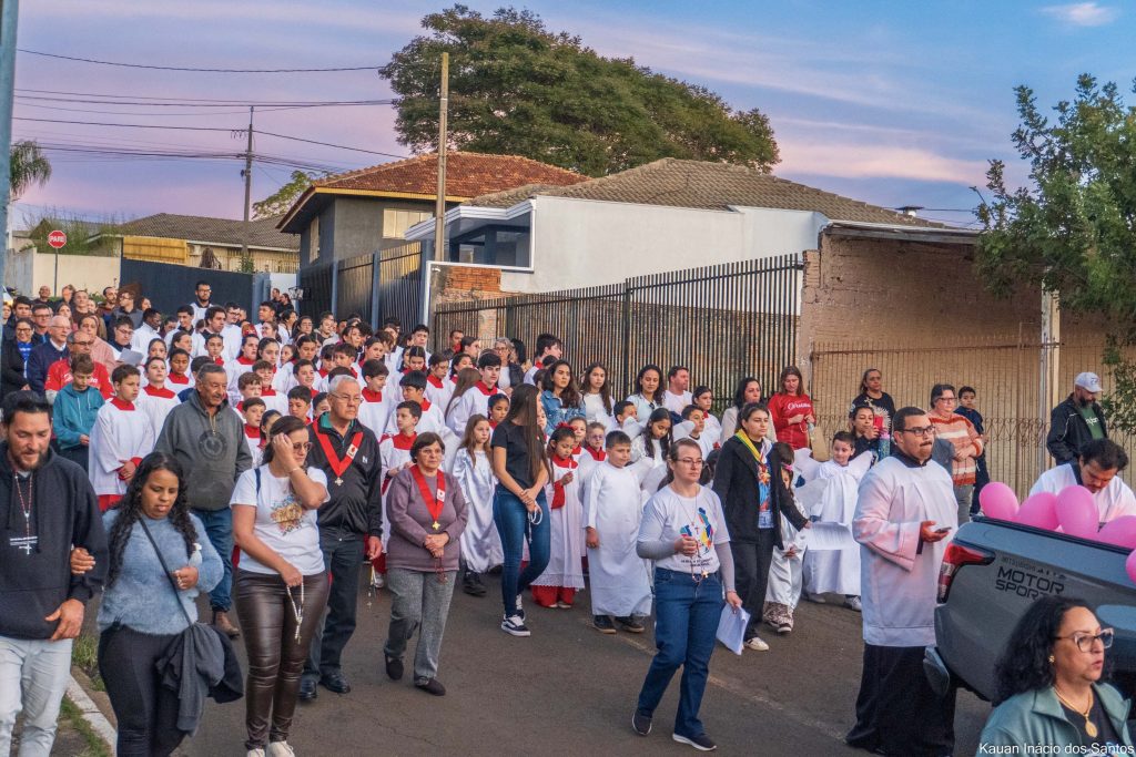 Comunidade Paroquial São João Bosco celebra Nossa Senhora Auxiliadora com procissão, Missa e coroação