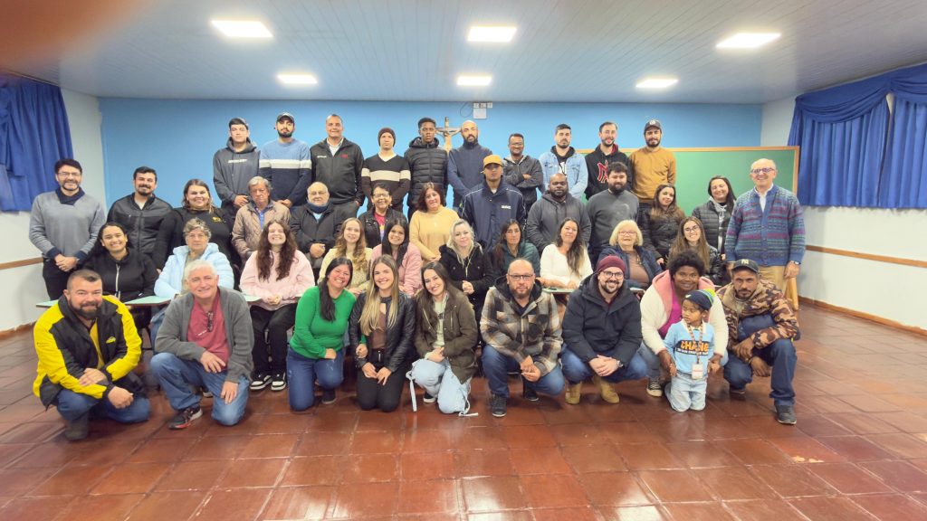 Crismandos adultos participam de noite de formação em preparação imediata para o Sacramento da Crisma