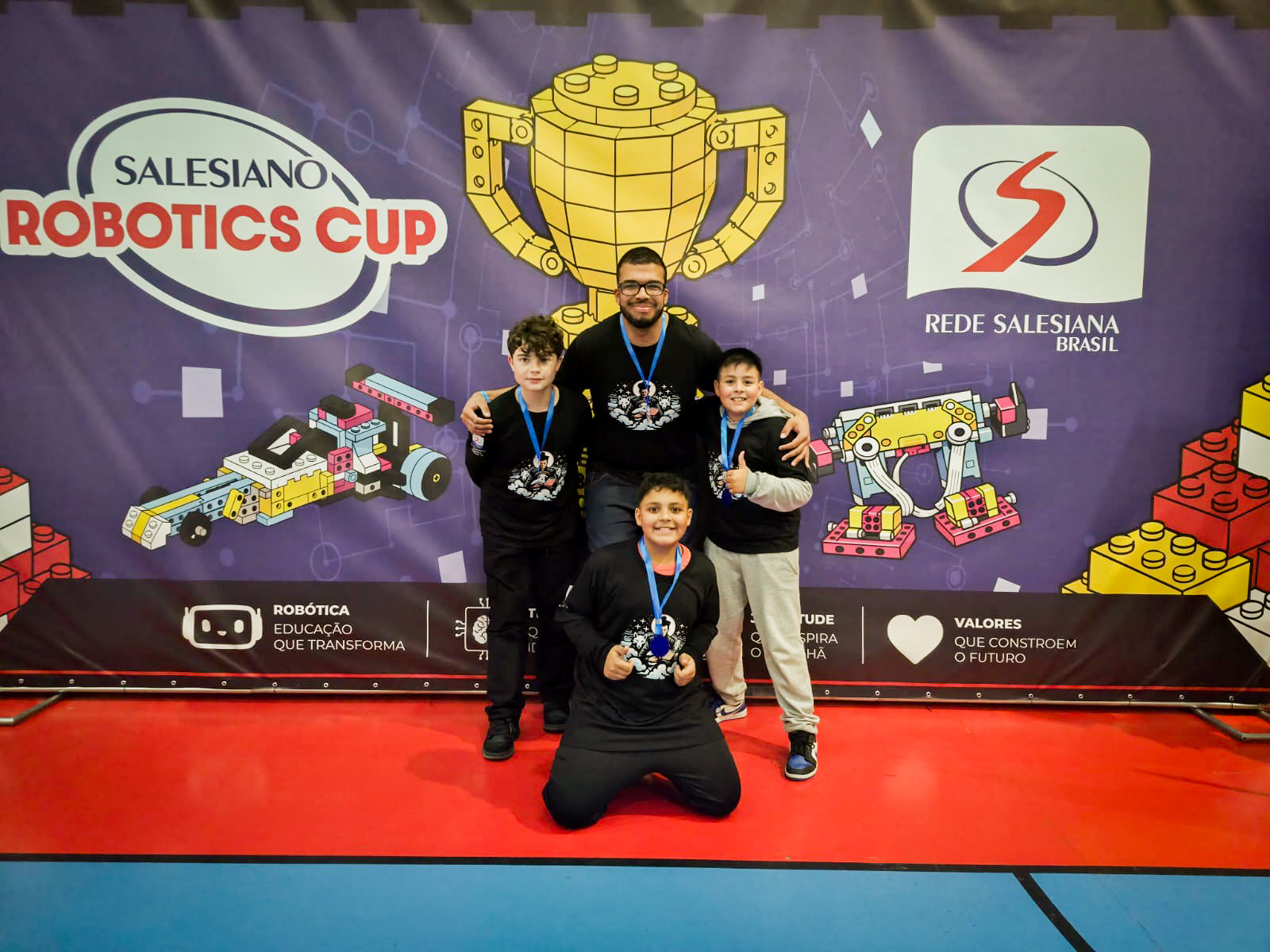 Educandos do Instituto Assistencial Dom Bosco ganham medalha de ouro em competição de robótica