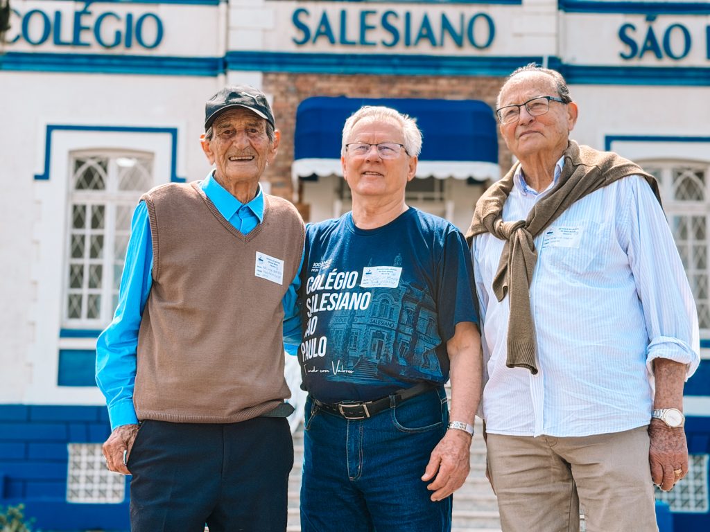 O momento reuniu diferentes gerações de ex-alunos que retornaram à casa salesiana para reviver histórias, reencontrar amigos e celebrar os vínculos construídos ao longo dos anos.