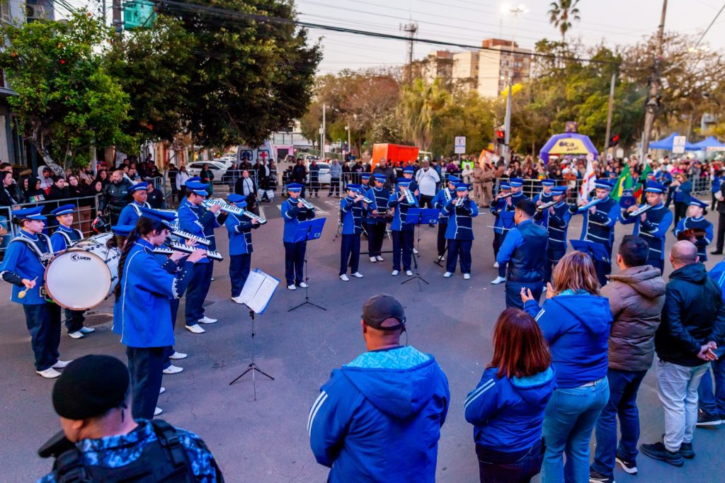 Educandos e educadores do Novo Lar participaram do desfile cívico de 7 de Setembro, levando música, alegria e a presença do carisma salesiano para as ruas de Viamão