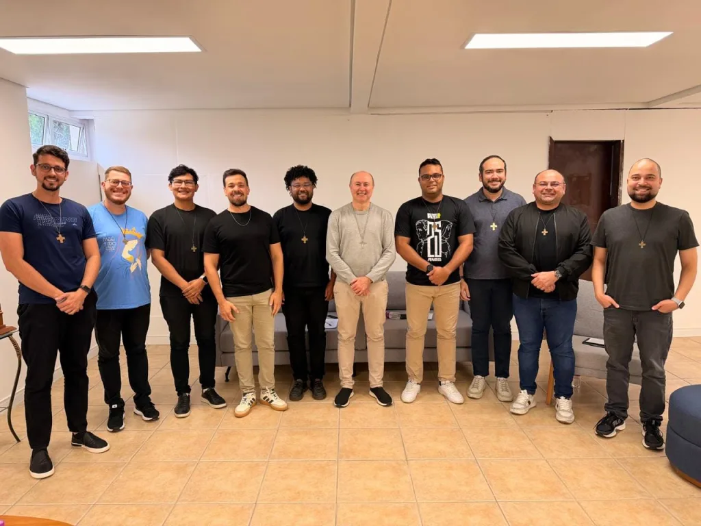 Futuros diáconos salesianos aprofundam sentido do ministério diaconal em encontro com bispo Dom Roginei